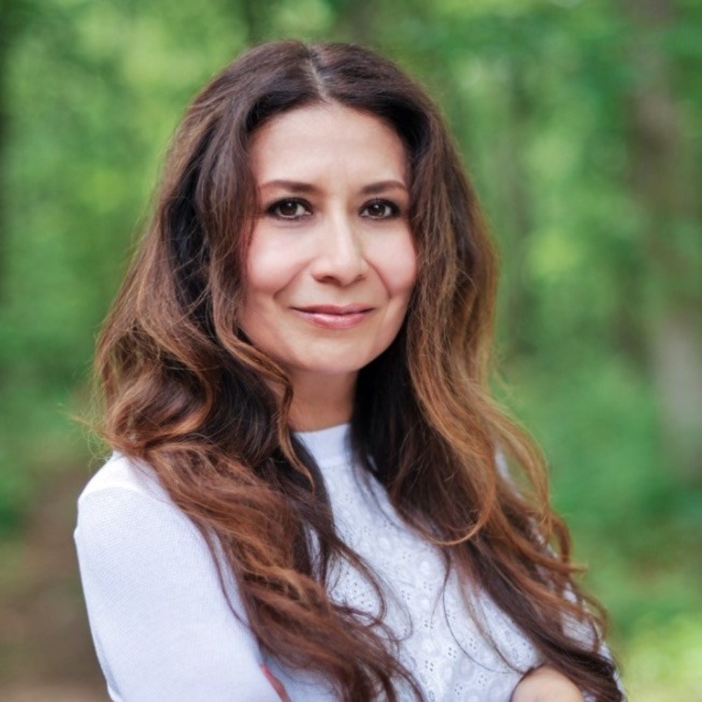 Meet your Posher, Adela